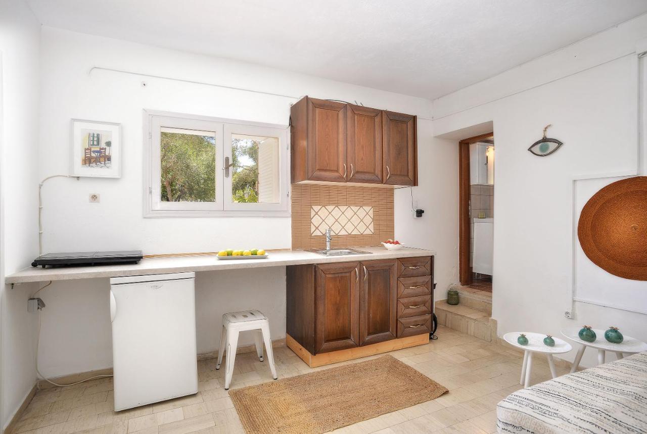 New! Paxoswhite Sea View Apartments & Studios! ガイオス エクステリア 写真