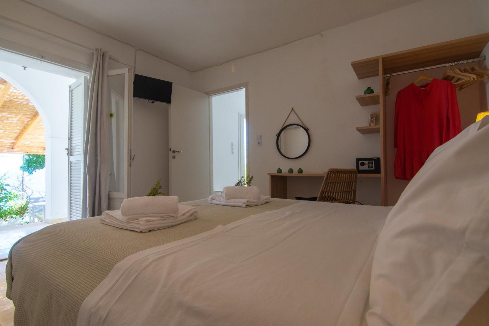 New! Paxoswhite Sea View Apartments & Studios! ガイオス エクステリア 写真